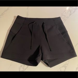 Lululemon High Rise On the Fly Shorts Size 6 NWOT